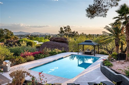 Foto 41 - Camelback Mountain Mid-century Modern Villa City Views Pool Hot Tub