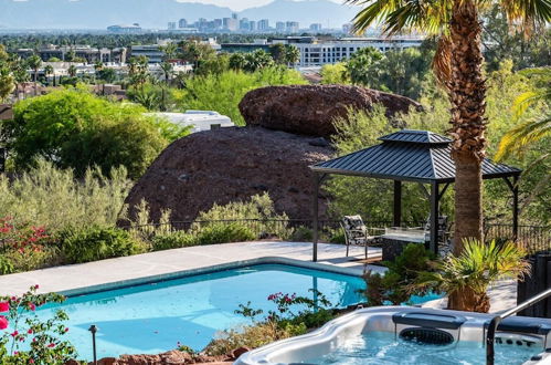 Foto 44 - Camelback Mountain Mid-century Modern Villa City Views Pool Hot Tub