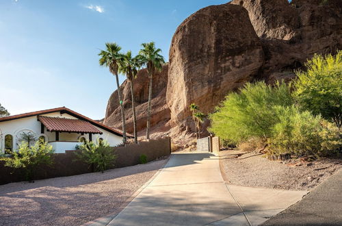 Foto 50 - Camelback Mountain Mid-century Modern Villa City Views Pool Hot Tub