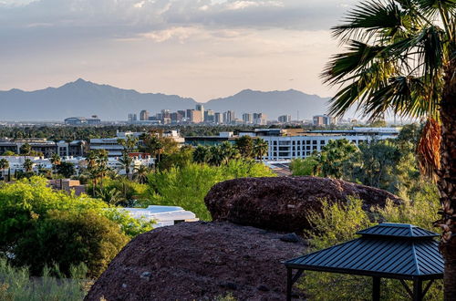 Foto 42 - Camelback Mountain Mid-century Modern Villa City Views Pool Hot Tub