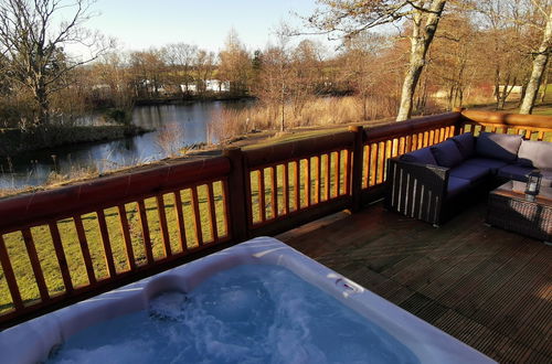 Foto 5 - Starlight Log Cabin - With Hot Tub and Lake View