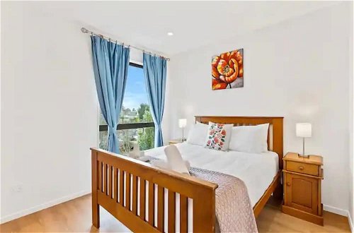 Photo 3 - Stunning Three Bedroom Townhouse With Free Parking