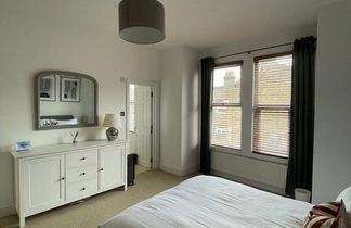 Photo 1 - Stylish & Peaceful 2BD Flat - Near Wimbledon