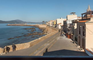 Photo 2 - Welcomely - Waterfront Home a Balcony on the sea