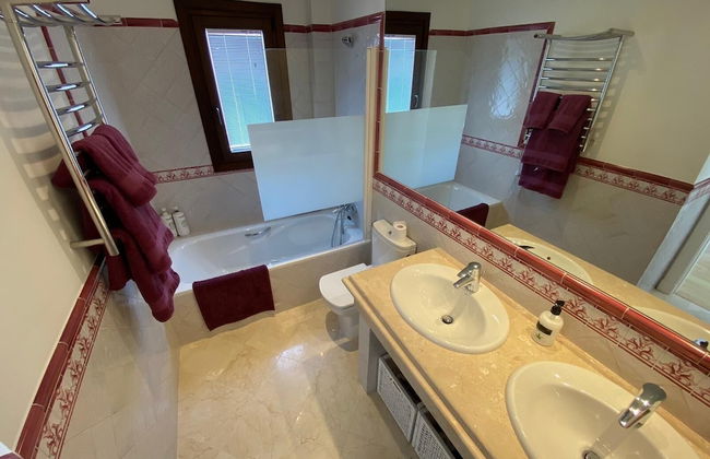 Stylish House, Patio, Pool, Mountains, Stunning White Village, sea 20 Mins Away - Foto 14