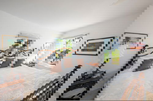 Foto 3 - Exquisite Retreat: Contemporary Estate On Pink Sand Beach