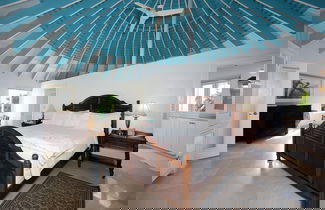 Foto 1 - Exquisite Retreat: Contemporary Estate On Pink Sand Beach
