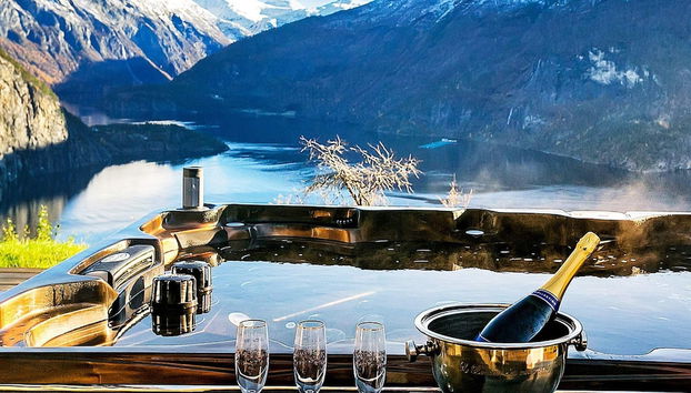 Outdoor spa tub
