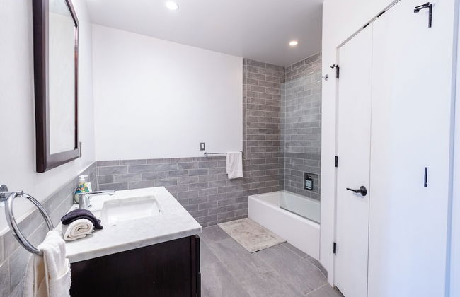 LUXURIOUS Million-Dollar Condo Parking - Foto 26
