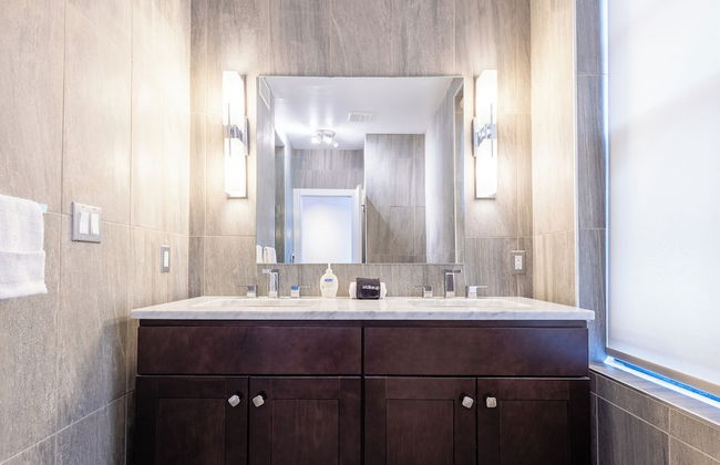 LUXURIOUS Million-Dollar Condo Parking - Foto 30