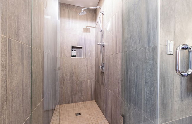 LUXURIOUS Million-Dollar Condo Parking - Foto 27