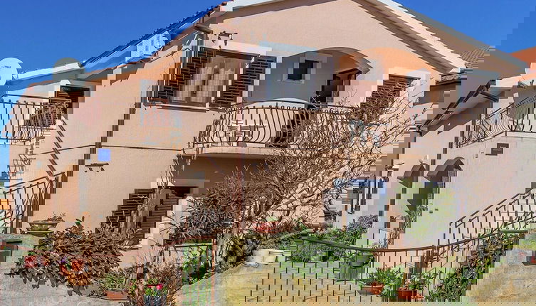 Foto 1 - Apartment in Private House With Shared Pool