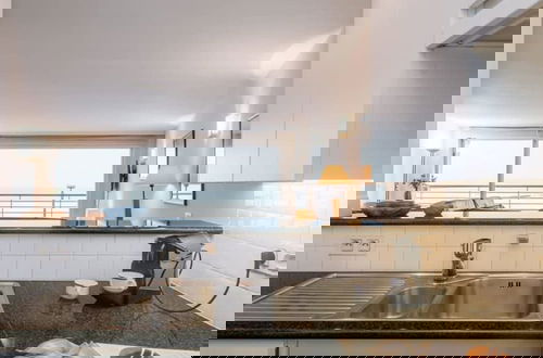 Foto 18 - Spacious Apartment With Terrace and Sea-view