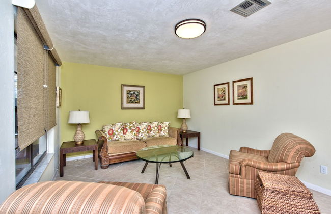Avanti Vacation Rental, Relaxing 3-BR Retreat with Private Pool Minutes from Vanderbilt Beach and Delnor-Wiggins State Park. Enjoy Southern Exposure, BBQ Area, and Pet-Friendly Comfort - Photo 7