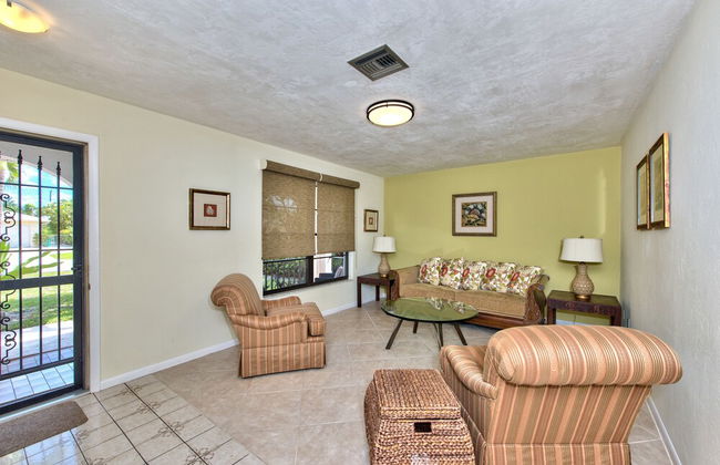 Avanti Vacation Rental, Relaxing 3-BR Retreat with Private Pool Minutes from Vanderbilt Beach and Delnor-Wiggins State Park. Enjoy Southern Exposure, BBQ Area, and Pet-Friendly Comfort - Photo 8