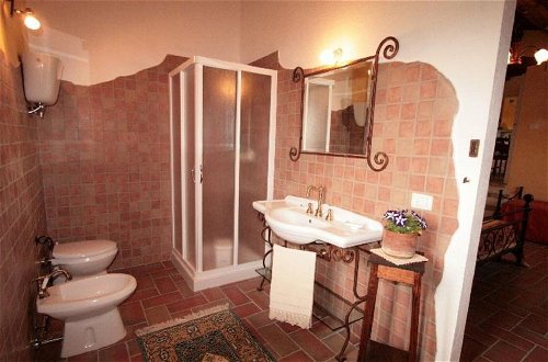 Foto 13 - Stunning Villa in Apecchio with Hot Tub