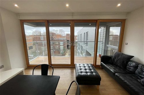 Photo 3 - Peaceful 1BD Flat With Balcony - Bethnal Green