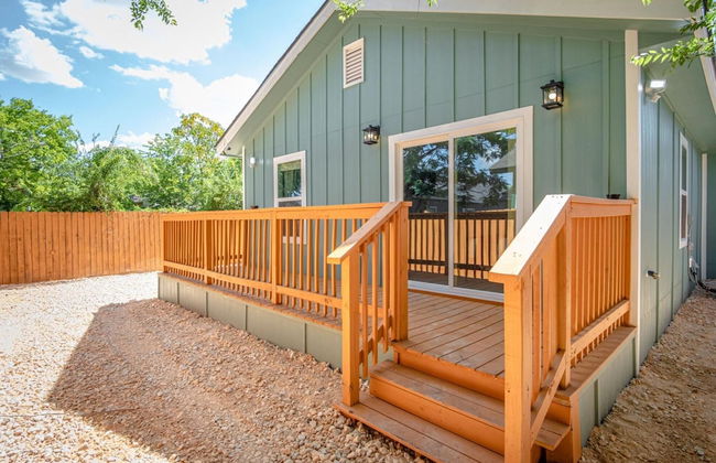 Newly Remodeled 4BR 2BA Near Amazing Downtown - Photo 23
