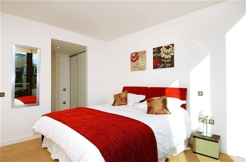 Photo 2 - 273 Stylish 2 Bedroom Apartment in the Quartermile Development - Offers Private Parking