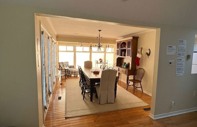 Waterfront Cottage 4 BD by GLOBALSTAY - Photo 14