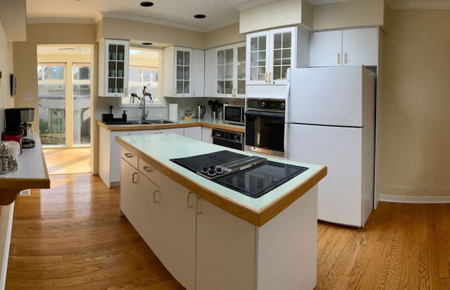 Waterfront Cottage 4 BD by GLOBALSTAY - Photo 6