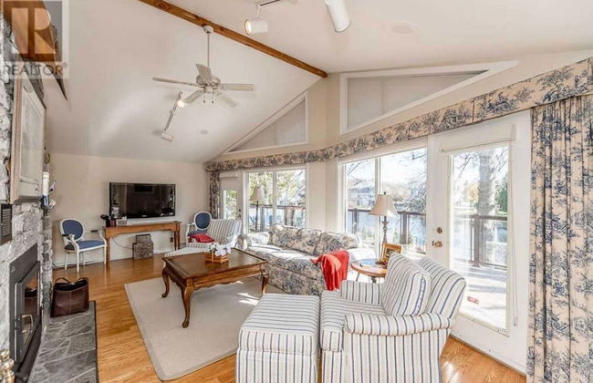 Waterfront Cottage 4 BD by GLOBALSTAY - Photo 10