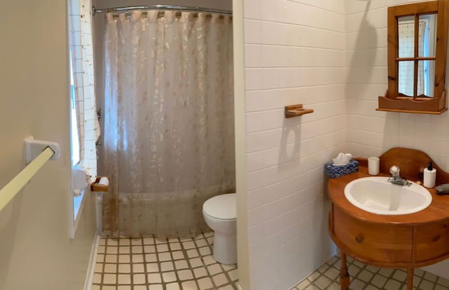 Waterfront Cottage 4 BD by GLOBALSTAY - Photo 16