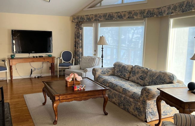 Waterfront Cottage 4 BD by GLOBALSTAY - Photo 9