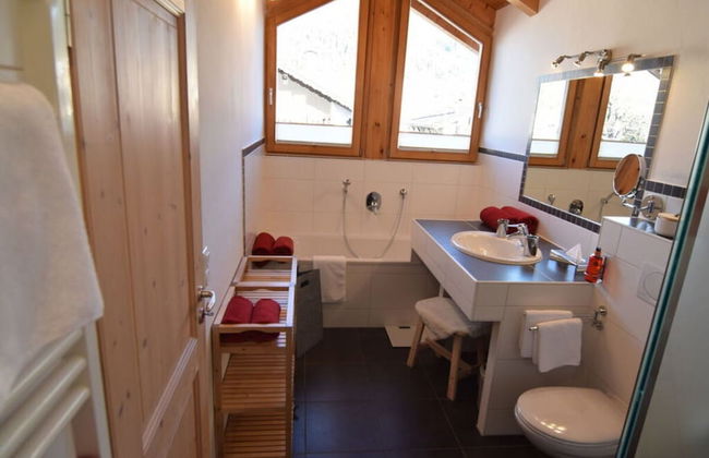 Pleasant Holiday Home With View - Photo 6