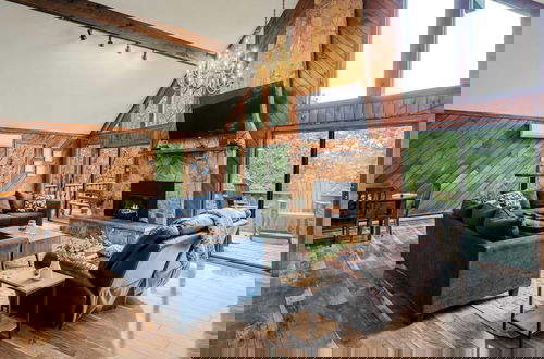 Foto 52 - Sky View Chalet by Avantstay Stunning Interior, Spacious Deck, Hot Tub, & View
