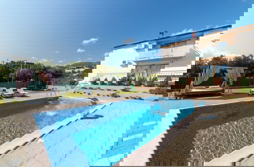 Foto 19 - Spacious Holiday Home With Pool and Hot Tub in Kastel Stari