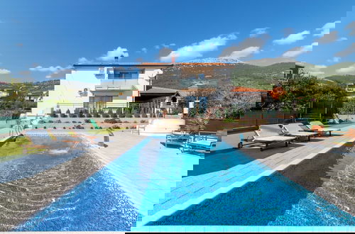 Foto 21 - Spacious Holiday Home With Pool and Hot Tub in Kastel Stari