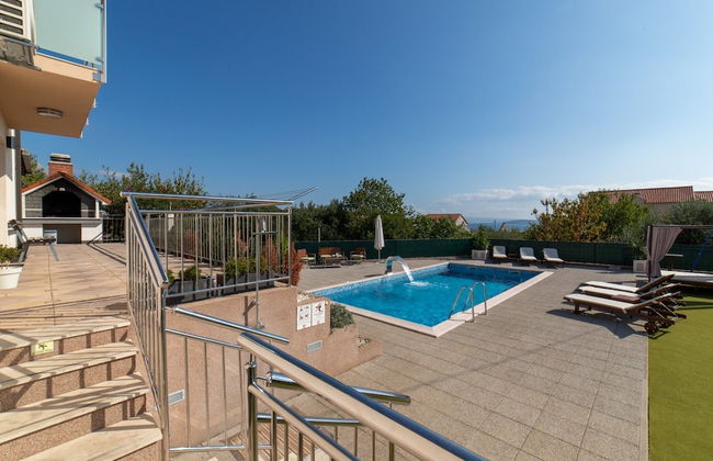 Spacious Holiday Home With Pool and Hot Tub in Kastel Stari - Foto 26
