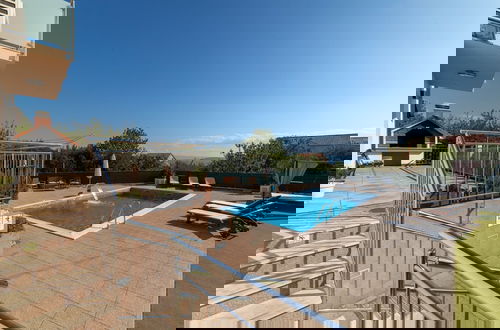 Foto 26 - Spacious Holiday Home With Pool and Hot Tub in Kastel Stari