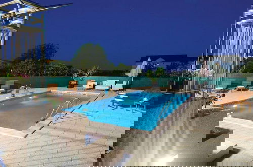 Foto 18 - Spacious Holiday Home With Pool and Hot Tub in Kastel Stari