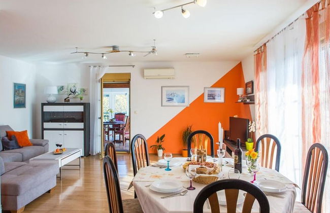 Spacious Holiday Home With Pool and Hot Tub in Kastel Stari - Foto 11