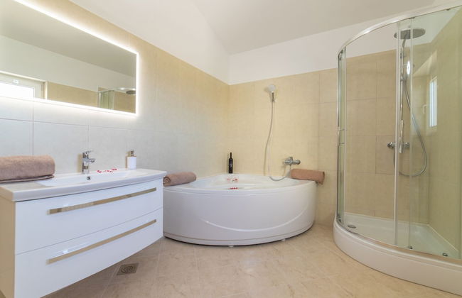 Idyllic Getaway Lovrec Villa With Pool - Photo 20