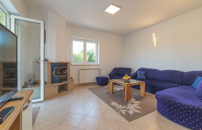 Idyllic Getaway Lovrec Villa With Pool - Photo 15