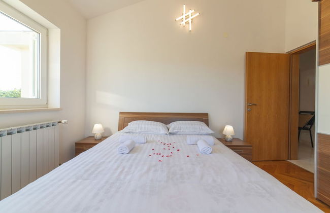 Idyllic Getaway Lovrec Villa With Pool - Photo 3