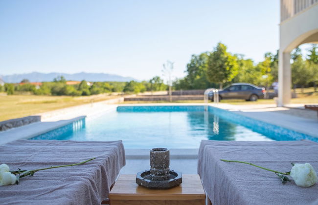 Idyllic Getaway Lovrec Villa With Pool - Photo 26