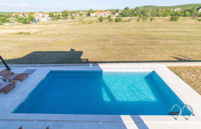 Idyllic Getaway Lovrec Villa With Pool - Photo 28