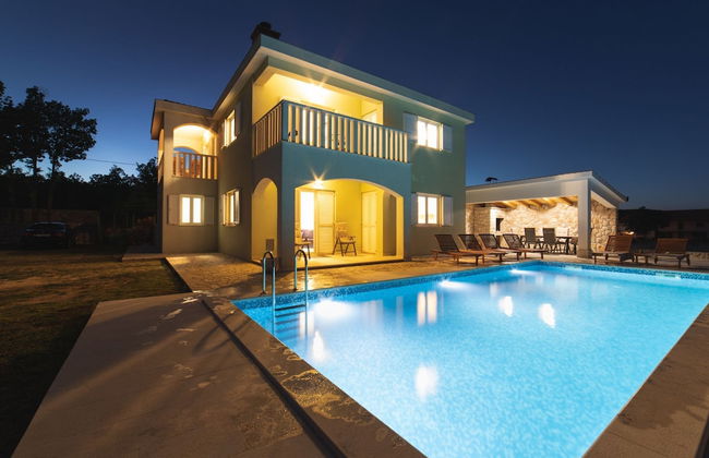 Idyllic Getaway Lovrec Villa With Pool - Photo 33