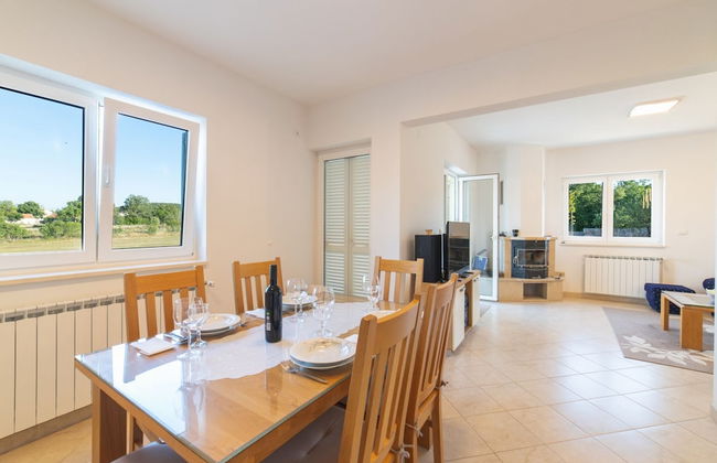 Idyllic Getaway Lovrec Villa With Pool - Photo 13