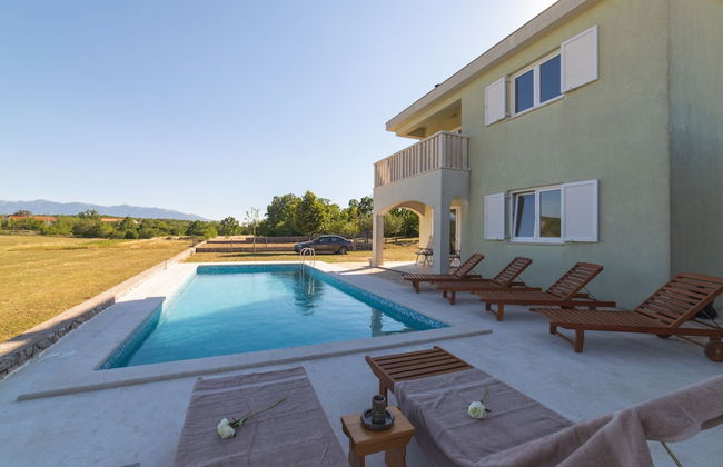 Idyllic Getaway Lovrec Villa With Pool - Photo 36