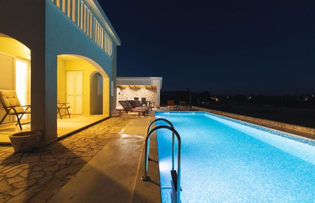 Idyllic Getaway Lovrec Villa With Pool - Photo 29