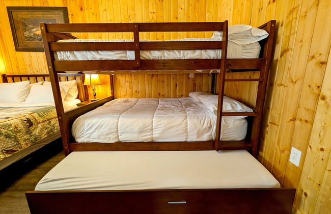 Yellowstone's Treasure Cabins - Foto 14