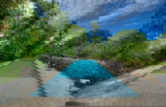 Foto 2 - Waterfront Pink House With Private Dock Pool