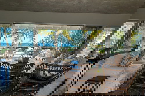 Foto 8 - Shangri-La Serenity: Beach Villa With Views
