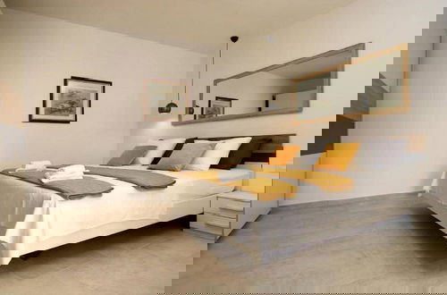 Foto 4 - Secluded Oasis With Pool, Outdoor Kitchen, & Landscaped Terraces