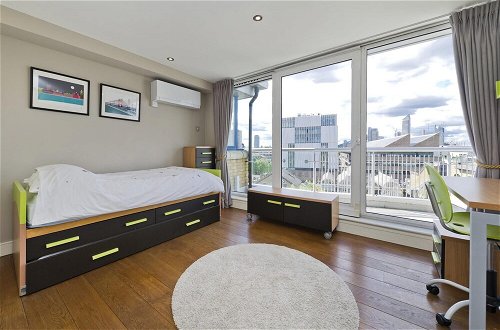 Photo 16 - Luxury 4 Bedroom Penthouse in Beautiful Battersea